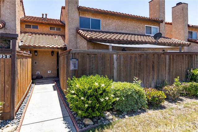 16595 Terrace Lane, Fontana CA: https://media.crmls.org/medias/e0757238-7000-43e3-be57-85a6584f7a00.jpg