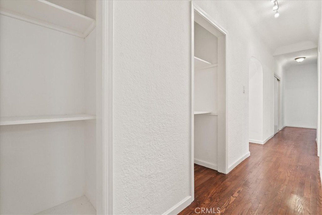 https://media.crmls.org/medias/e0764f09-36f7-4b71-9267-b3d7dd0ab745.jpg?preset=X-Large