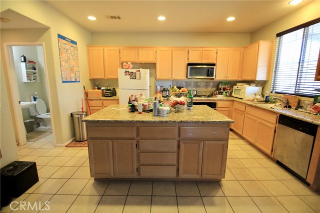 Detail Gallery Image 10 of 49 For 1227 Ayris Ave, Palmdale,  CA 93550 - 5 Beds | 2/1 Baths