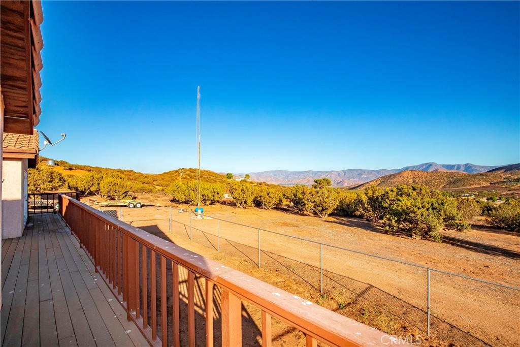 https://media.crmls.org/medias/e07a6702-be46-4f1d-994e-b61b3c5875ef.jpg?preset=X-Large