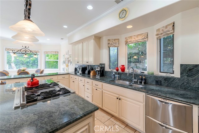 Detail Gallery Image 17 of 52 For 880 11th, Manhattan Beach,  CA 90266 - 5 Beds | 5 Baths