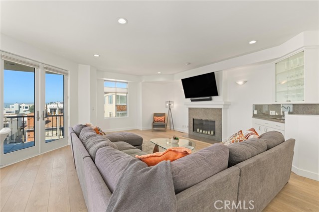 Detail Gallery Image 14 of 53 For 216 23rd St, Manhattan Beach,  CA 90266 - 4 Beds | 3 Baths