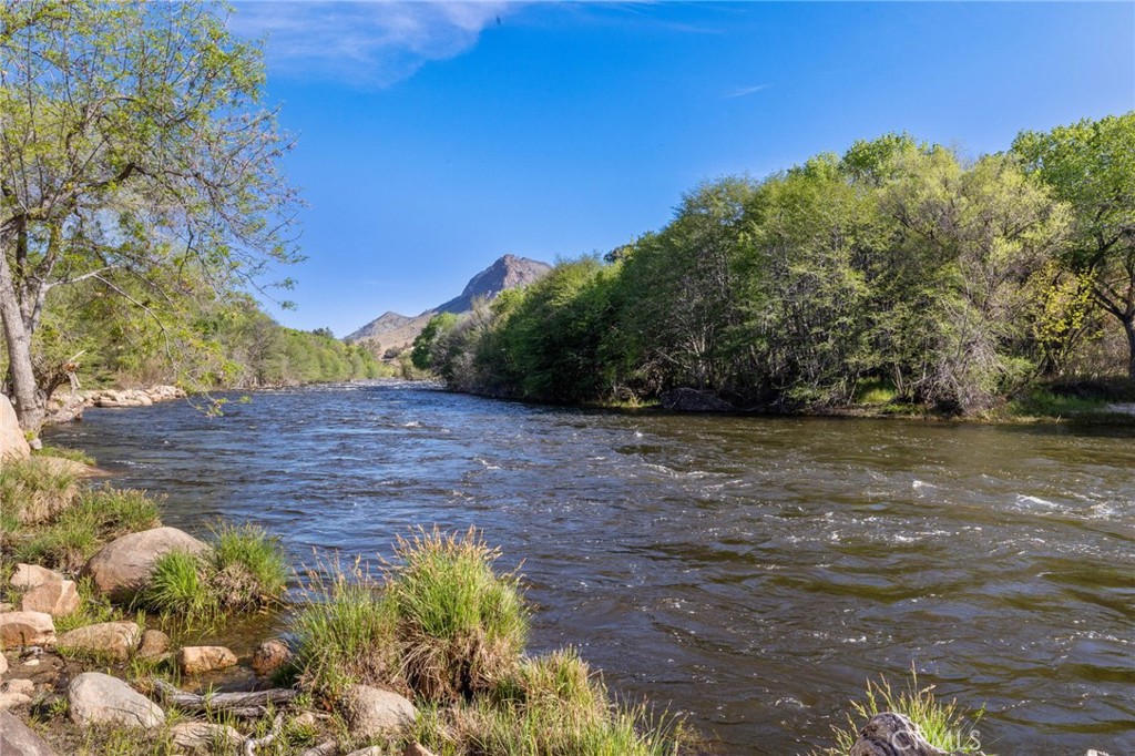 https://media.crmls.org/medias/e07e6cf5-f42f-404c-a064-c1b27416e878.jpg?preset=X-Large