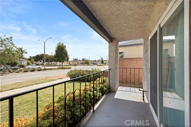 941 S Concourse Avenue, East Los Angeles CA: https://media.crmls.org/medias/e081ceb5-e94a-4edc-a0e8-e70d981b3517.jpg