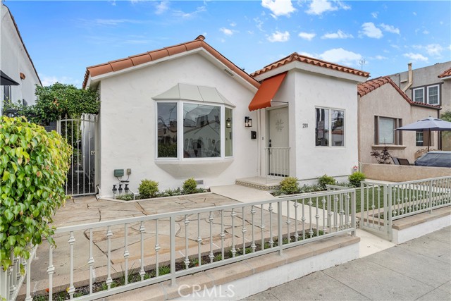 211 La Verne Avenue, Long Beach CA: https://media.crmls.org/medias/e0830fa1-7d7e-4199-95bf-cf28ca822ec3.jpg