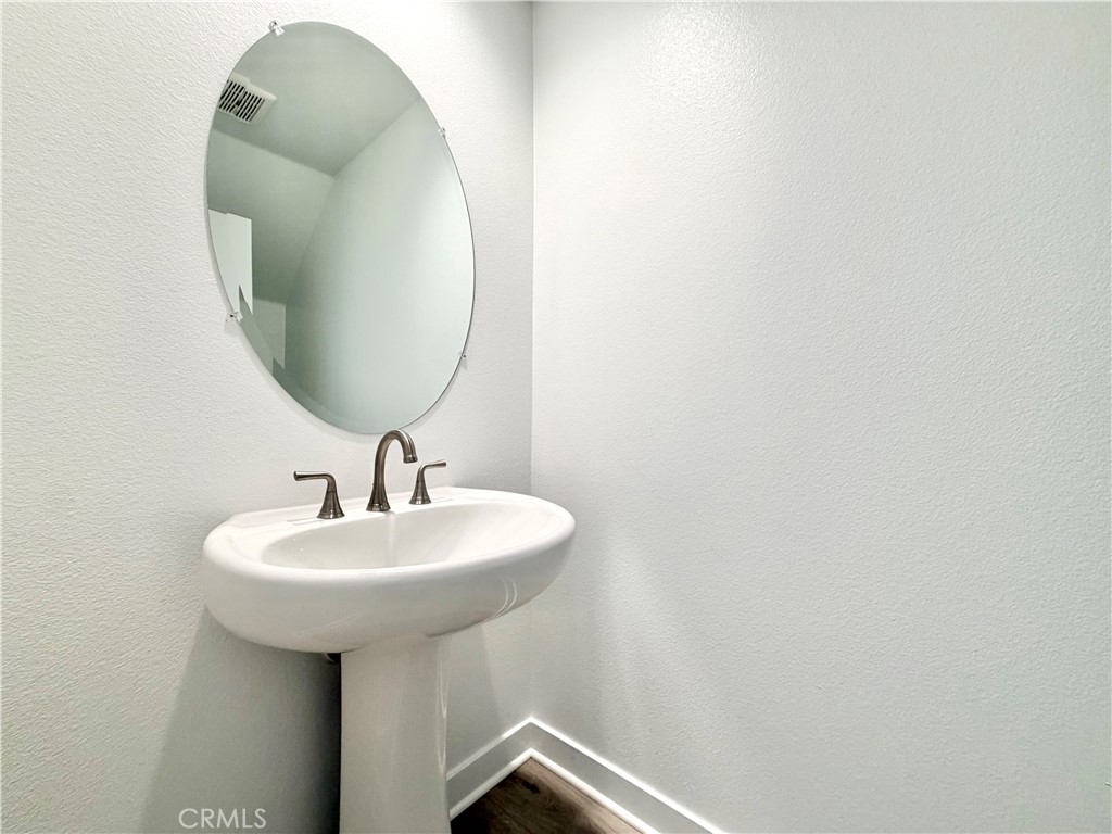https://media.crmls.org/medias/e083397e-94e9-44b7-bc1b-46d2852233c9.jpg?preset=X-Large