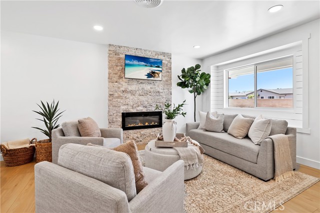 Detail Gallery Image 5 of 18 For 15801 Carrie Ln, Huntington Beach,  CA 92647 - 3 Beds | 2 Baths