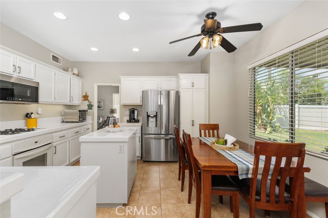 431 Redwing Drive, Corona CA: https://media.crmls.org/medias/e085feb0-ff27-4dd2-87ea-0c64c5ec4793.jpg