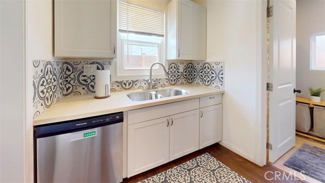 Detail Gallery Image 8 of 11 For 2249 Baltic Ave, Long Beach,  CA 90810 - 2 Beds | 2 Baths