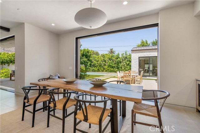 4320 Teesdale Avenue, Studio City CA: https://media.crmls.org/medias/e0867e49-d8eb-420a-988b-a73e02ec7eee.jpg