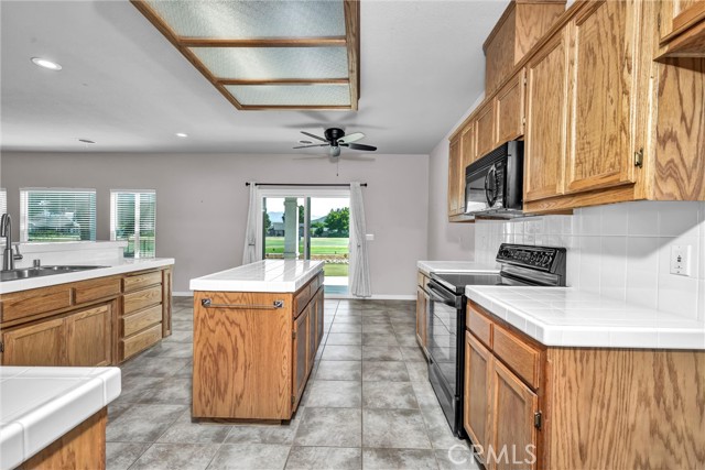 18579 Hidden Valley Road, Hidden Valley Lake CA: https://media.crmls.org/medias/e0871525-8df5-4536-b477-2fff4b650086.jpg