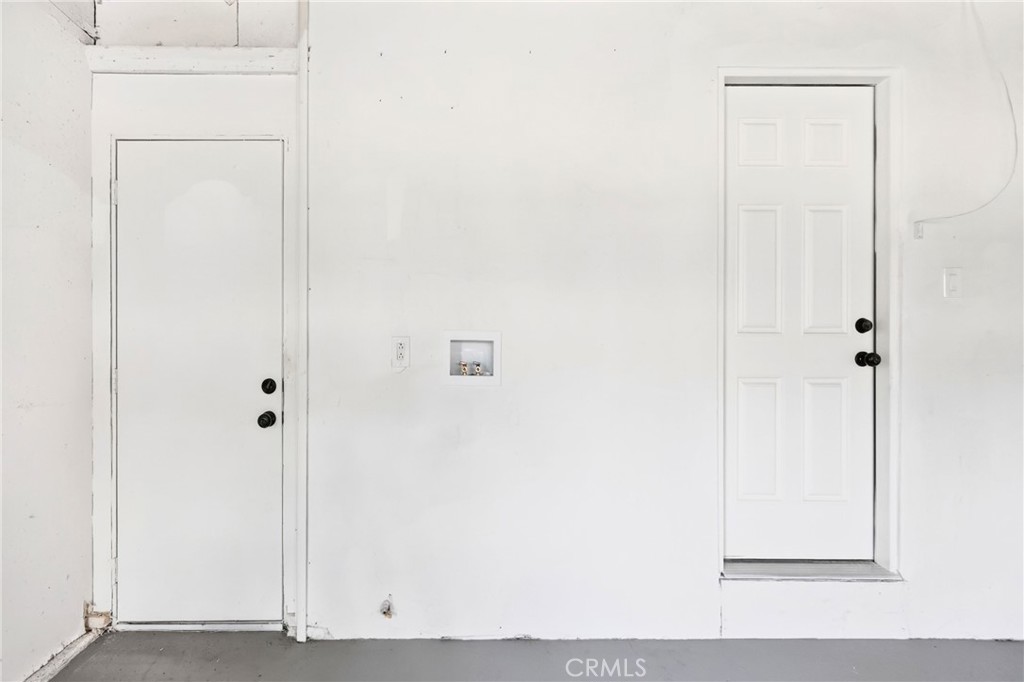 https://media.crmls.org/medias/e0884bc0-27cb-4ca8-a5b2-a144f6c86b61.jpg?preset=X-Large