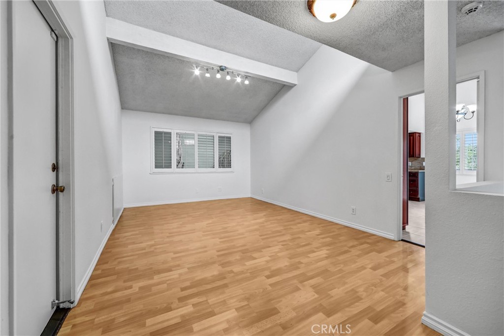 https://media.crmls.org/medias/e0896d11-29e3-4c35-85d1-f5dc916c0461.jpg?preset=X-Large