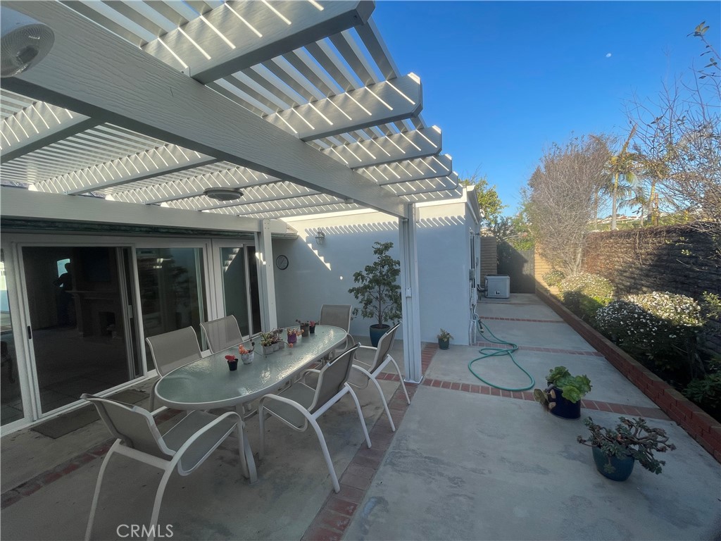 MLS #OC25040727 img 4