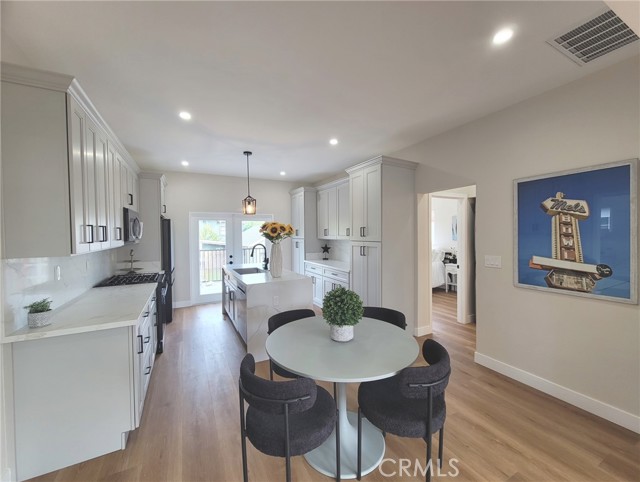 Detail Gallery Image 6 of 15 For 5414 Hillcrest, Los Angeles,  CA 90043 - 3 Beds | 2 Baths