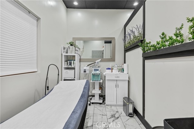 1520 N, Ontario CA: https://media.crmls.org/medias/e09145d1-4c1a-4900-8455-32daee08aae6.jpg
