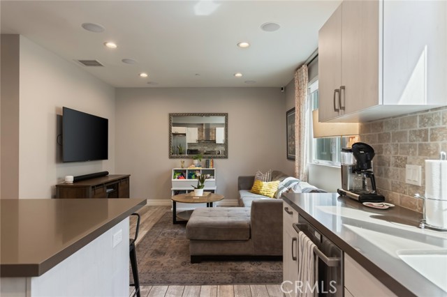 4812 Ben Ave, Valley Village CA: https://media.crmls.org/medias/e0914743-2f31-4295-8087-557b52015a78.jpg