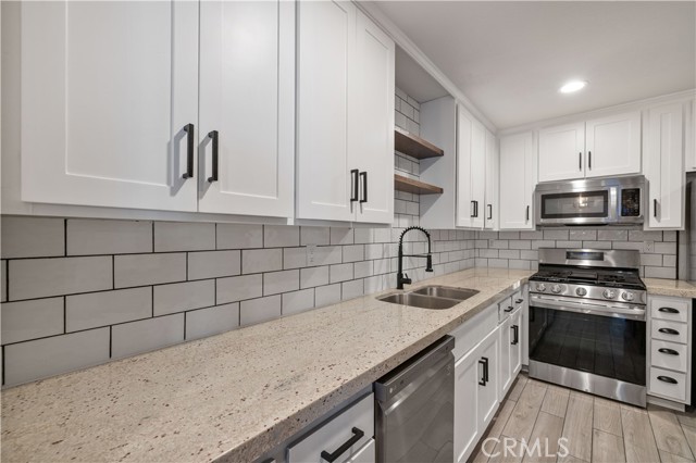 Detail Gallery Image 8 of 27 For 31311 the Old Rd #B,  Castaic,  CA 91384 - 3 Beds | 2/1 Baths