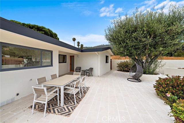 8 Clipper Road, Rancho Palos Verdes CA: https://media.crmls.org/medias/e0932d74-054a-4a88-9237-30fc57195f9d.jpg
