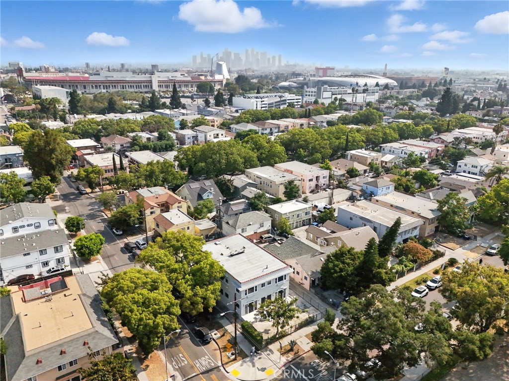 https://media.crmls.org/medias/e0947ea6-5dea-4940-ab2c-a1aa63b7d8f0.jpg?preset=X-Large