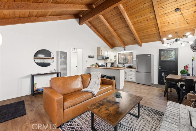 Detail Gallery Image 4 of 38 For 42540 Cedar Ave, Big Bear Lake,  CA 92315 - 2 Beds | 1 Baths