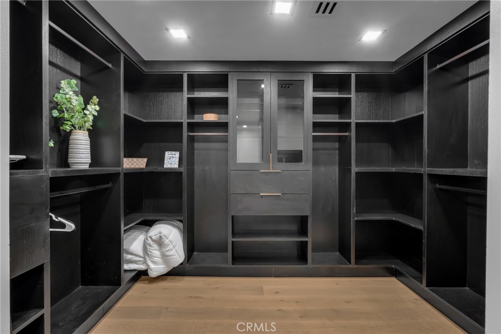 https://media.crmls.org/medias/e096579f-36a4-4fa0-81cf-42b35e5b7a24.jpg?preset=X-Large