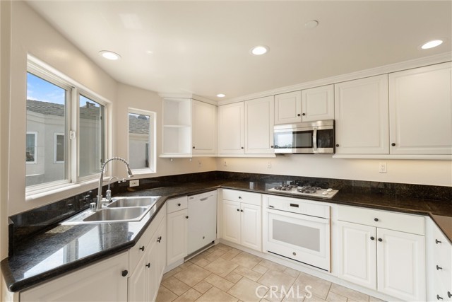 Detail Gallery Image 2 of 15 For 1529 Artesia Bld #B,  Manhattan Beach,  CA 90266 - 3 Beds | 2/1 Baths
