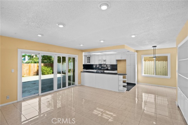 Detail Gallery Image 6 of 25 For 18123 Delano St, Tarzana,  CA 91335 - 3 Beds | 2 Baths