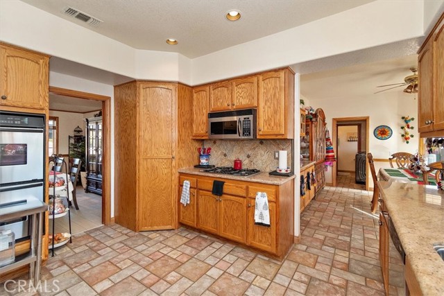 Detail Gallery Image 18 of 42 For 19985 Red Feather Rd, Apple Valley,  CA 92307 - 3 Beds | 2/1 Baths