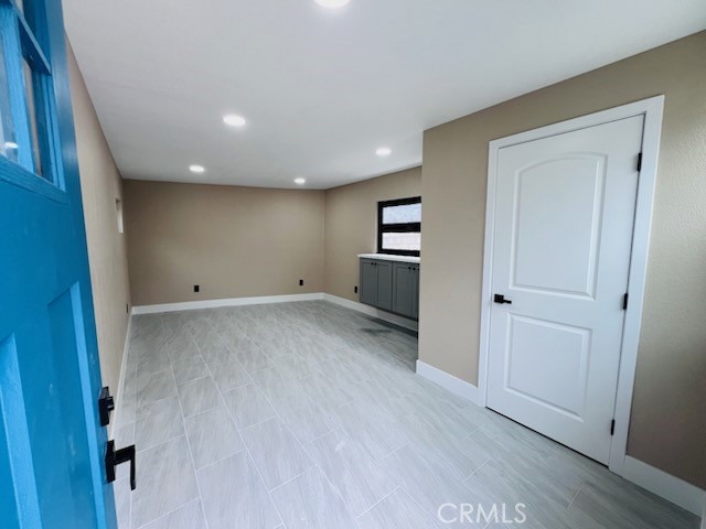 https://media.crmls.org/medias/e09aa52b-b74d-4cb7-9d2a-a7e4bb60057a.jpg?preset=X-Large