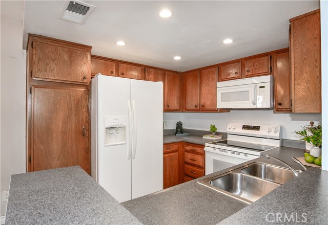 887 W 34th, Long Beach CA: https://media.crmls.org/medias/e09c4937-2495-4539-9807-a0fd902c4bad.jpg