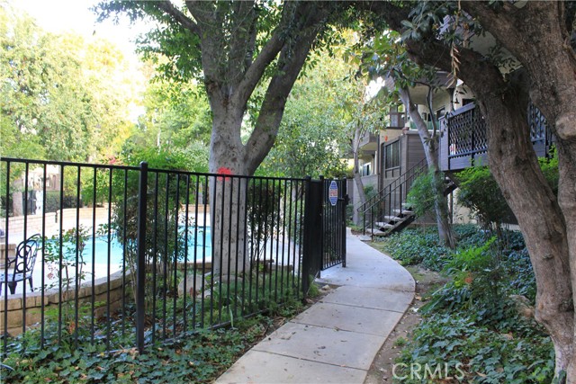 Detail Gallery Image 3 of 12 For 7304 Corbin Ave #F,  Reseda,  CA 91335 - 1 Beds | 1 Baths