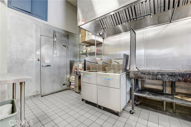 11840 Foothill Boulevard, Sylmar CA: https://media.crmls.org/medias/e09e05c3-2924-40a5-8187-8521f9598fea.jpg