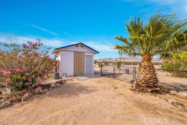 380 Mack Lane, 29 Palms CA: https://media.crmls.org/medias/e0a039ed-d308-4678-ad85-17871d624c06.jpg