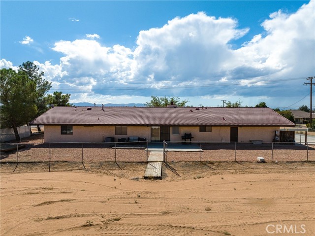 21186 Standing Rock Avenue, Apple Valley CA: https://media.crmls.org/medias/e0a177c1-2831-4935-bd0a-2327b74e58b5.jpg