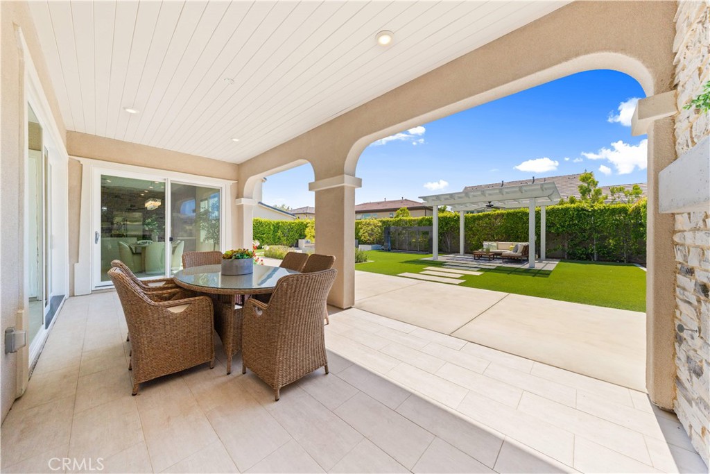 https://media.crmls.org/medias/e0a21cb6-9caf-436b-b855-f78e82a0e526.jpg?preset=X-Large