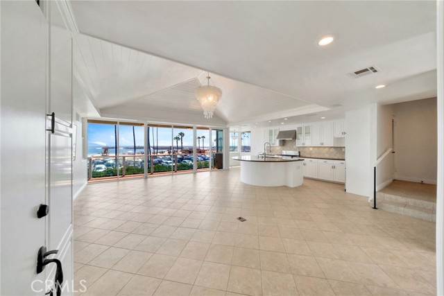 3116 Breakers Drive, Corona del Mar CA: https://media.crmls.org/medias/e0a2f0cc-8462-47a5-8d97-c772cc879013.jpg