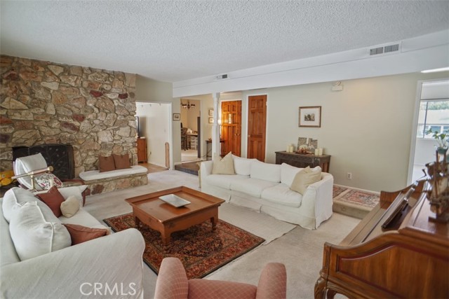 Detail Gallery Image 4 of 32 For 615 Camino Verde, Thousand Oaks,  CA 91360 - 4 Beds | 2 Baths