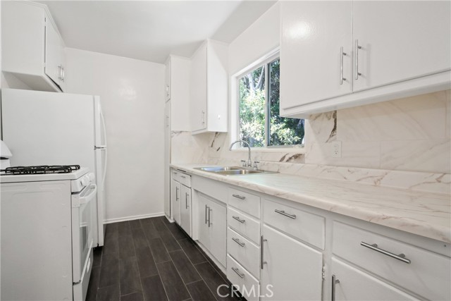 1118 S Fairfax Avenue, Los Angeles CA: https://media.crmls.org/medias/e0a33341-42ba-4696-bba8-80f4a3718ed1.jpg