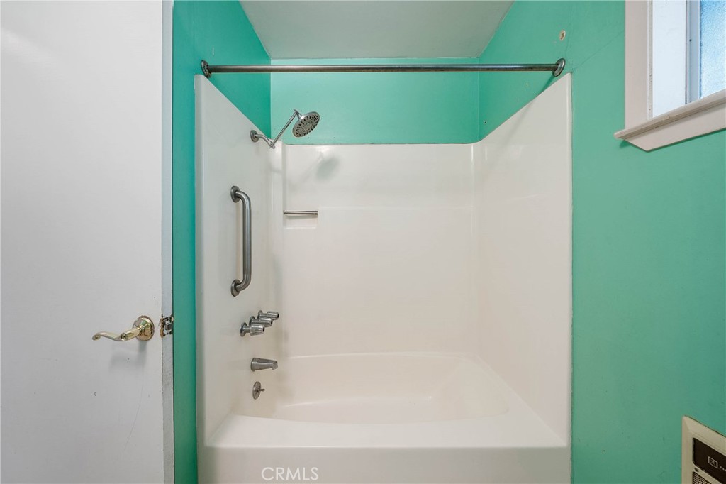 https://media.crmls.org/medias/e0a460f2-f7da-4c82-afe2-eaf73dc0999f.jpg?preset=X-Large