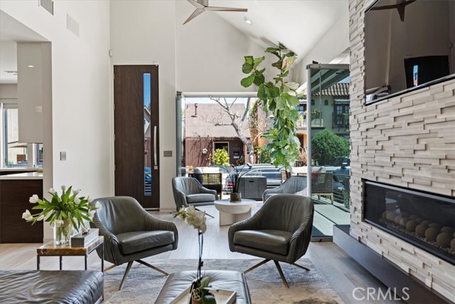 29 W Neapolitan Lane, Long Beach CA: https://media.crmls.org/medias/e0a48086-8eeb-4e7a-bbd3-9b0d0b86ed1b.jpg