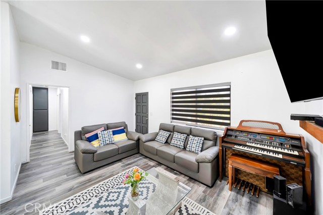 Detail Gallery Image 6 of 37 For 7035 Jon Allan Dr, North Hollywood,  CA 91605 - 3 Beds | 2 Baths