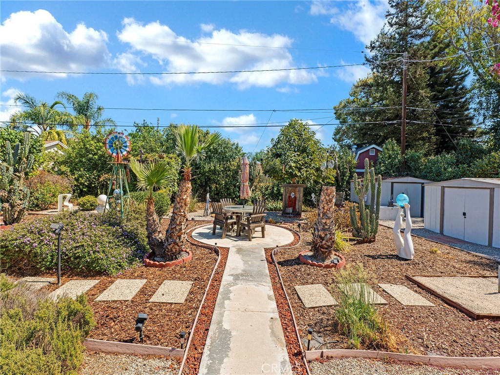 https://media.crmls.org/medias/e0a87fd6-27d0-42fd-b1f4-f2079be3604e.jpg?preset=X-Large