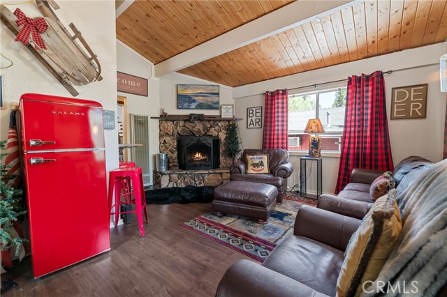 Detail Gallery Image 3 of 19 For 742 Cedar Ln, Sugarloaf,  CA 92386 - 2 Beds | 1 Baths