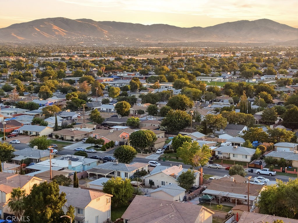https://media.crmls.org/medias/e0a98121-528f-4e8f-953c-80e3a1212fb4.jpg?preset=X-Large