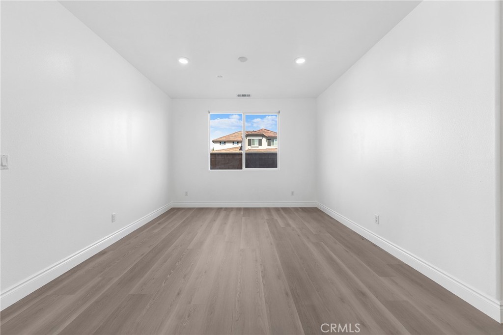 https://media.crmls.org/medias/e0ab4c21-36e0-484a-9bbe-a3b717f7a48b.jpg?preset=X-Large