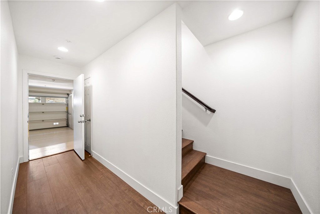 https://media.crmls.org/medias/e0acd435-f5ff-4b85-9df8-078a08527eba.jpg?preset=X-Large