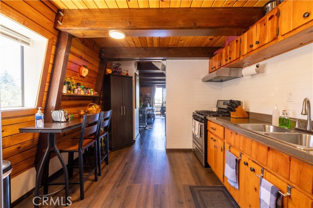 2476 Elko Drive, Running Springs CA: https://media.crmls.org/medias/e0ad3f2c-2b23-4a43-8781-7acd5be7110a.jpg