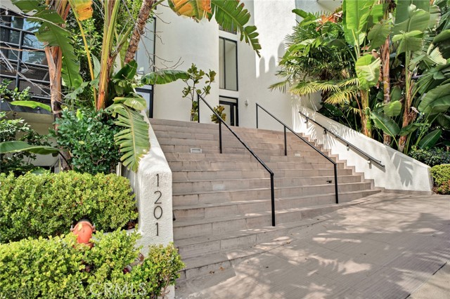 Detail Gallery Image 1 of 23 For 1201 Larrabee St #107,  West Hollywood,  CA 90069 - 2 Beds | 2 Baths