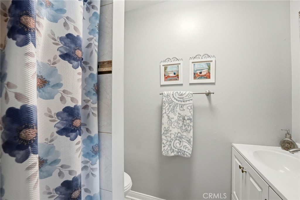 https://media.crmls.org/medias/e0af2bc3-716f-40ee-9225-689ea68d8d94.jpg?preset=X-Large